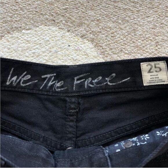 We The Free Size 25 Sofia Button Fly Black Distressed Denim Shorts Free People - Picture 3 of 9